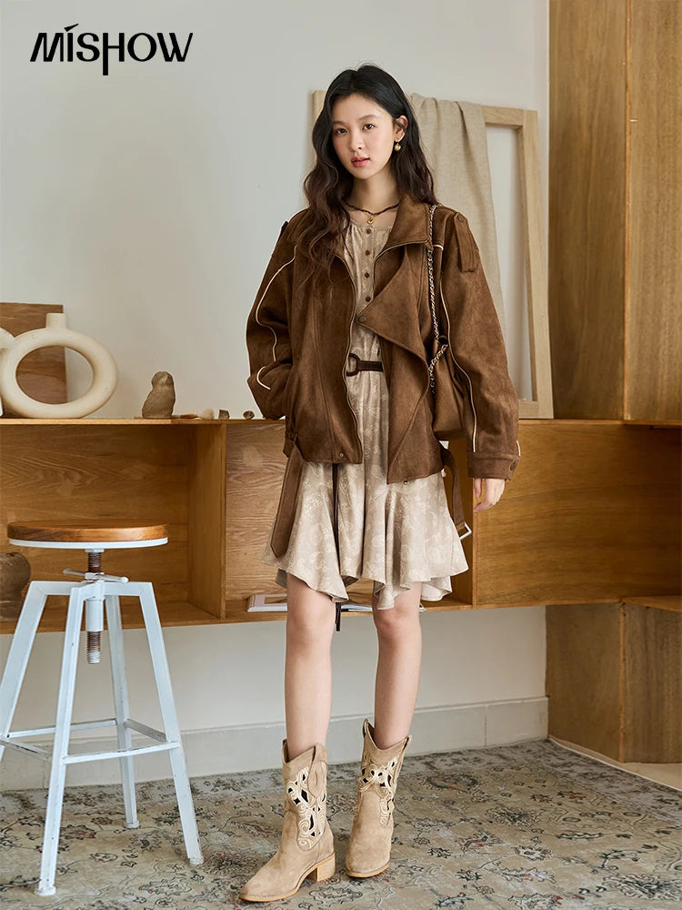 MISHOW Chaqueta Retro de Mujer 2025 Nueva Gabardina Corta Holgada de Gamuza Marrón con Cuello Vuelto y Abertura Ropa de Otoño para Mujer MXE48W0850