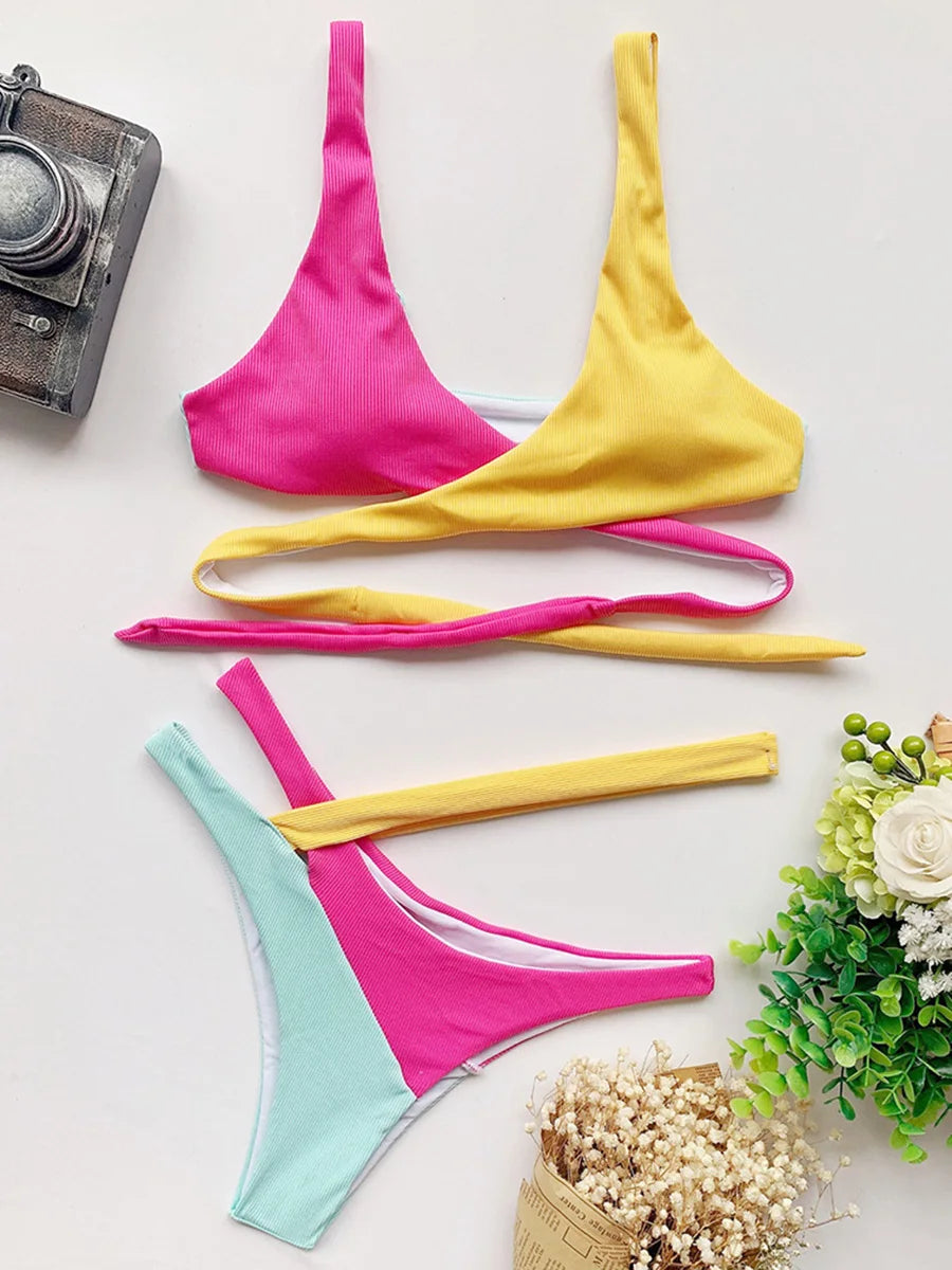 Bikini de tanga con vendaje cruzado y empalmes