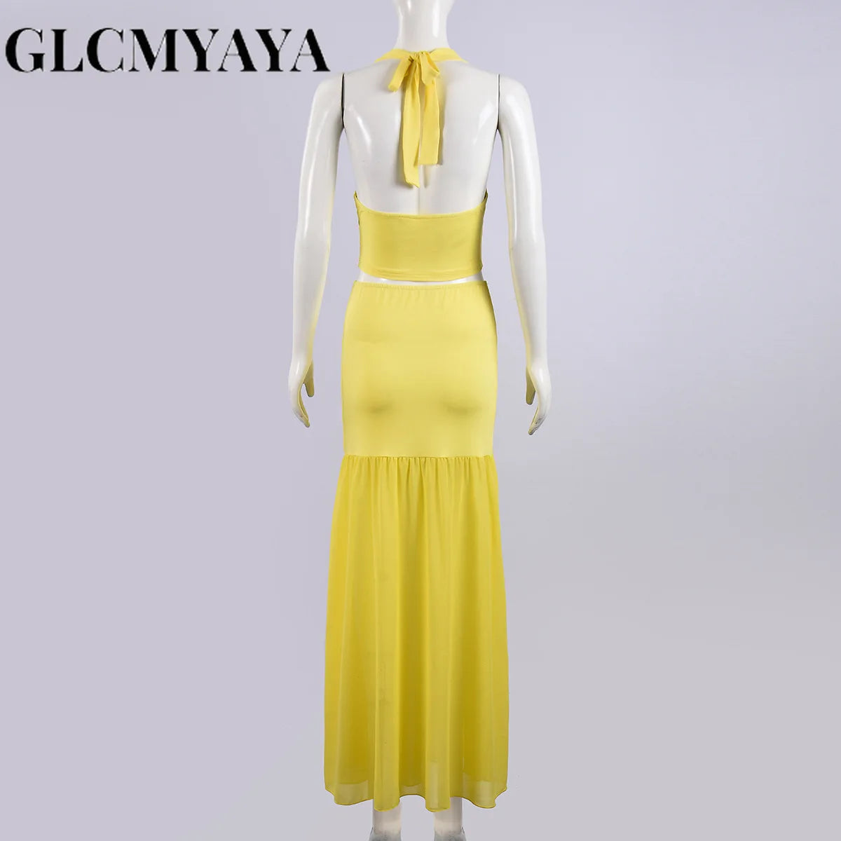 Conjunto de top corto con cuello halter y falda midi maxi con abertura lateral