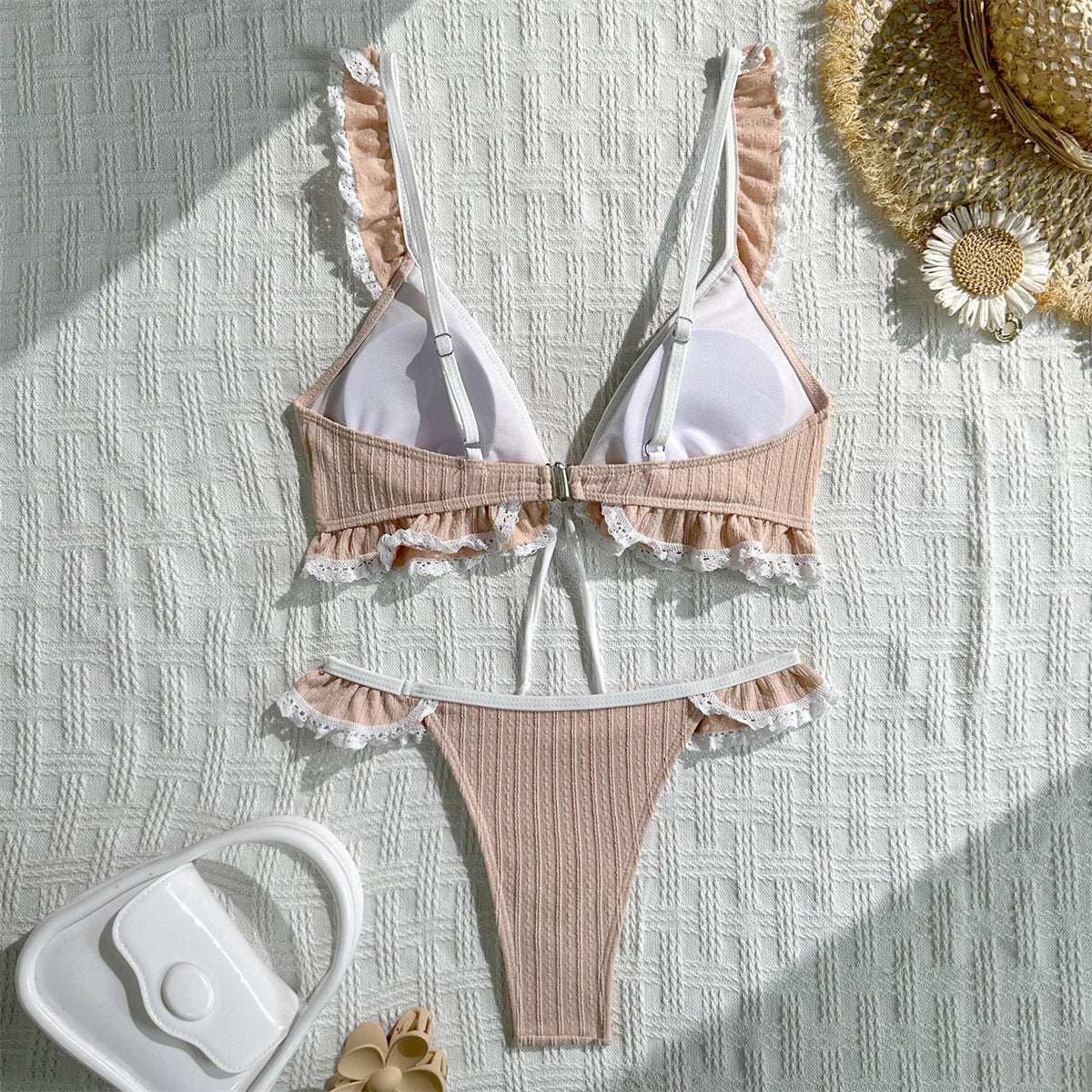 Conjunto de bikini con volantes delanteros y encaje patchwork