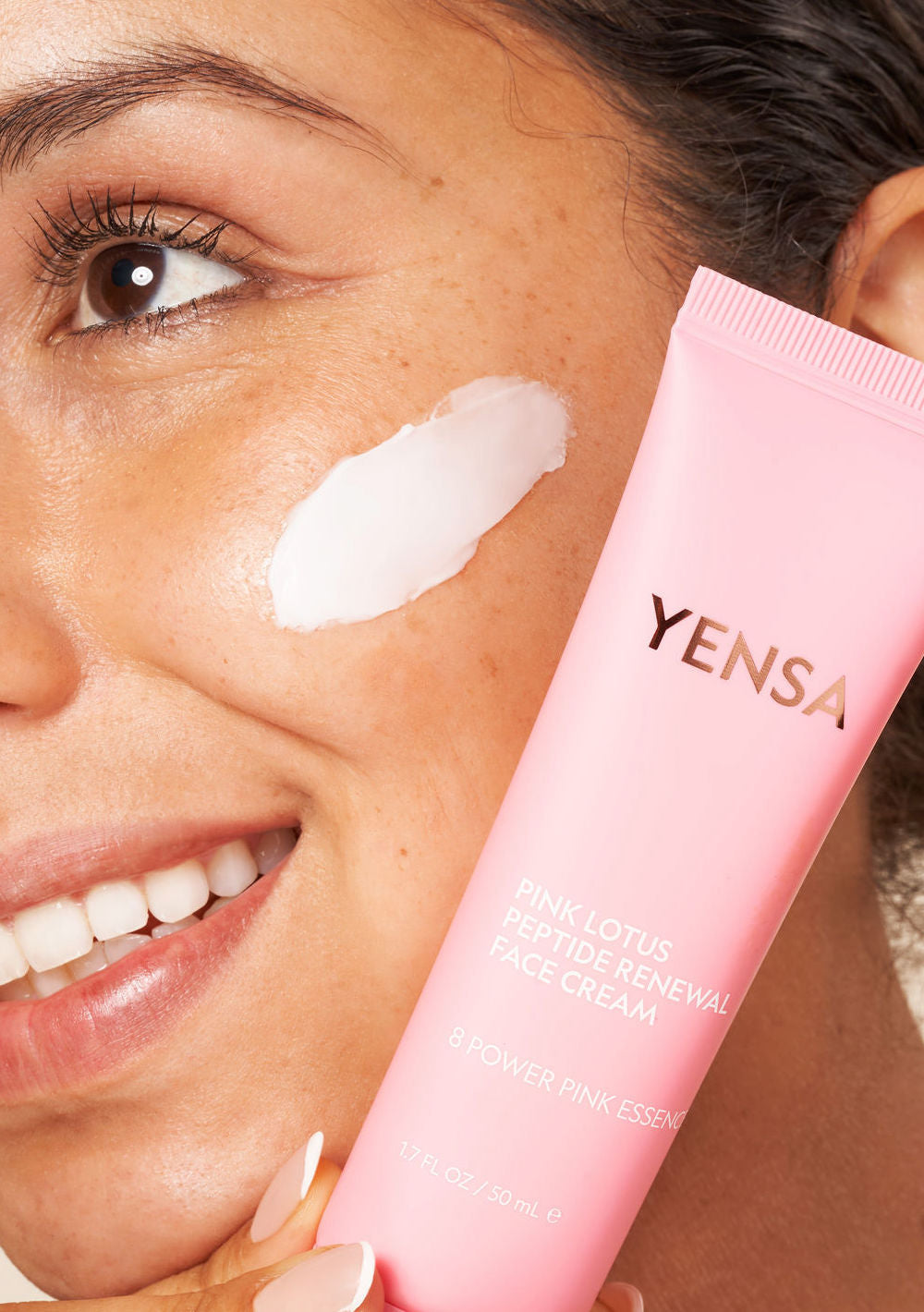 Crema facial renovadora con péptidos y loto rosa