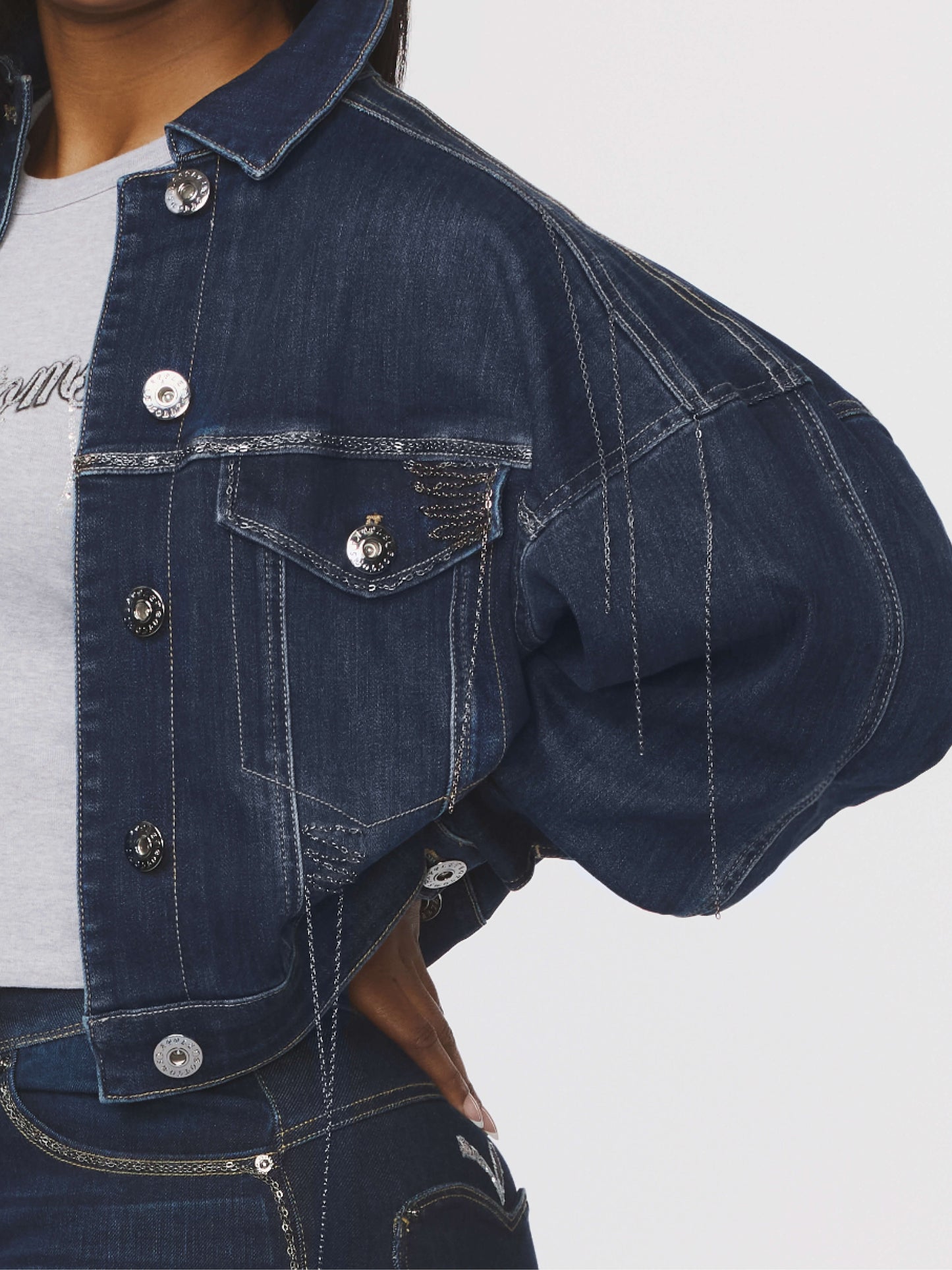 Chaqueta corta con cadena