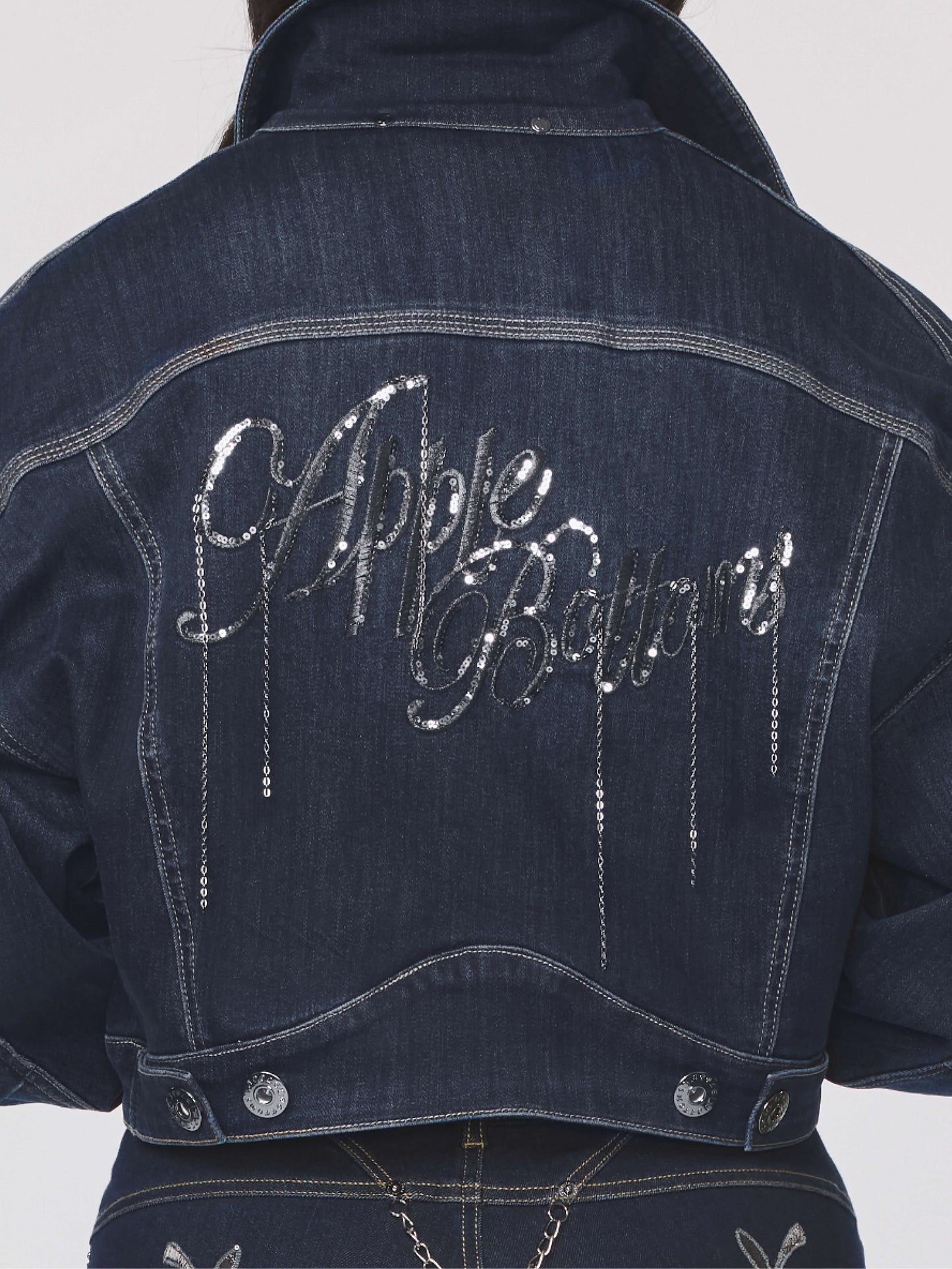 Chaqueta corta con cadena