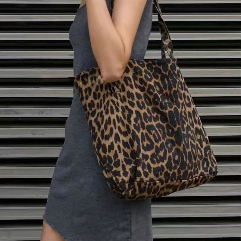 Bolso de hombro con estampado de leopardo