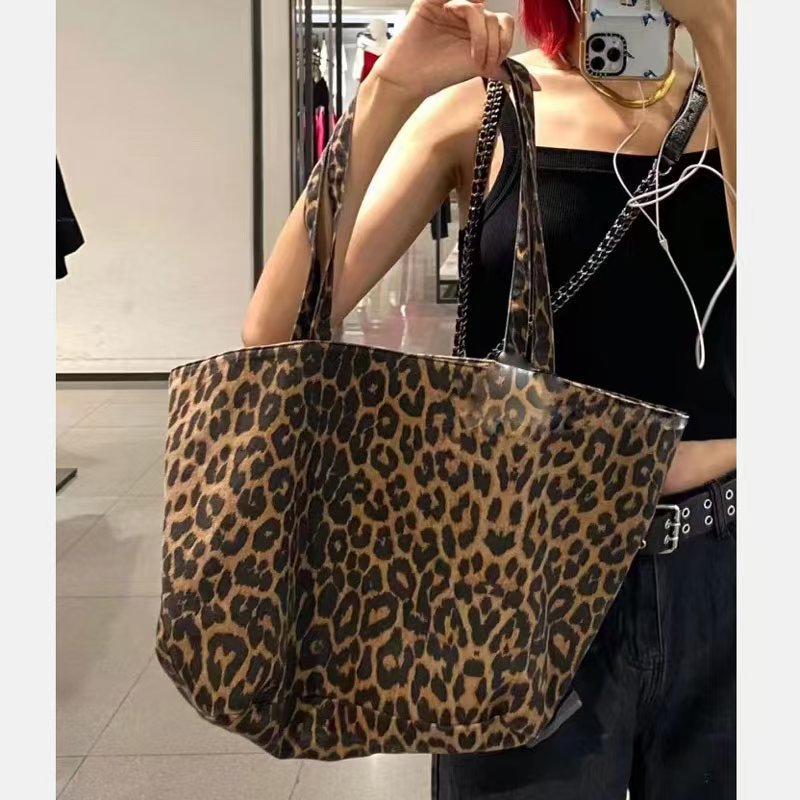 Bolso de hombro con estampado de leopardo