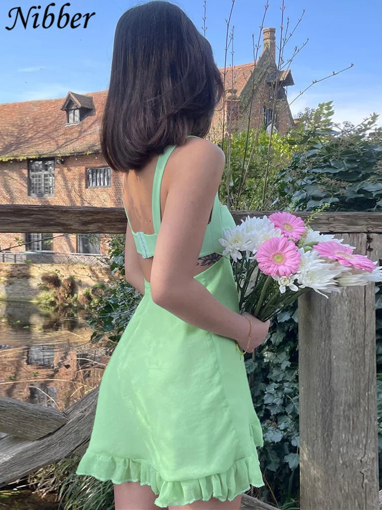 Vestido ajustado de tirantes con recortes y color liso