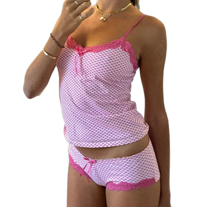Conjunto de top lencero con ribete de encaje y micro shorts