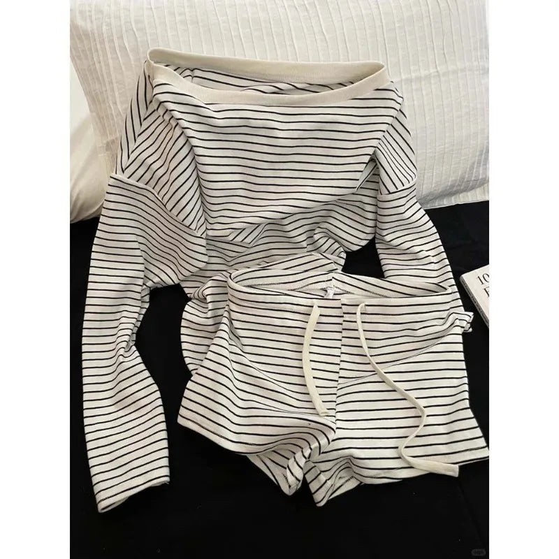 Conjunto de pijama de manga larga con rayas blancas y negras