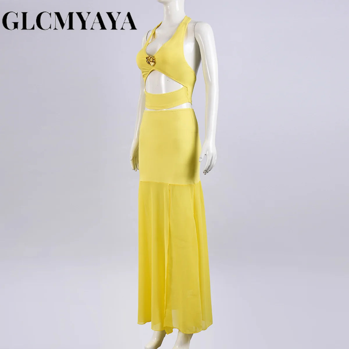 Conjunto de top corto con cuello halter y falda midi maxi con abertura lateral