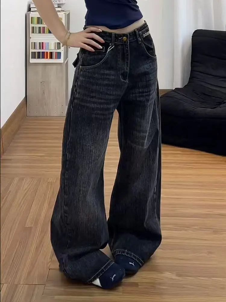 Jeans sueltos de lavado desgastado con diseño de botones y pierna recta