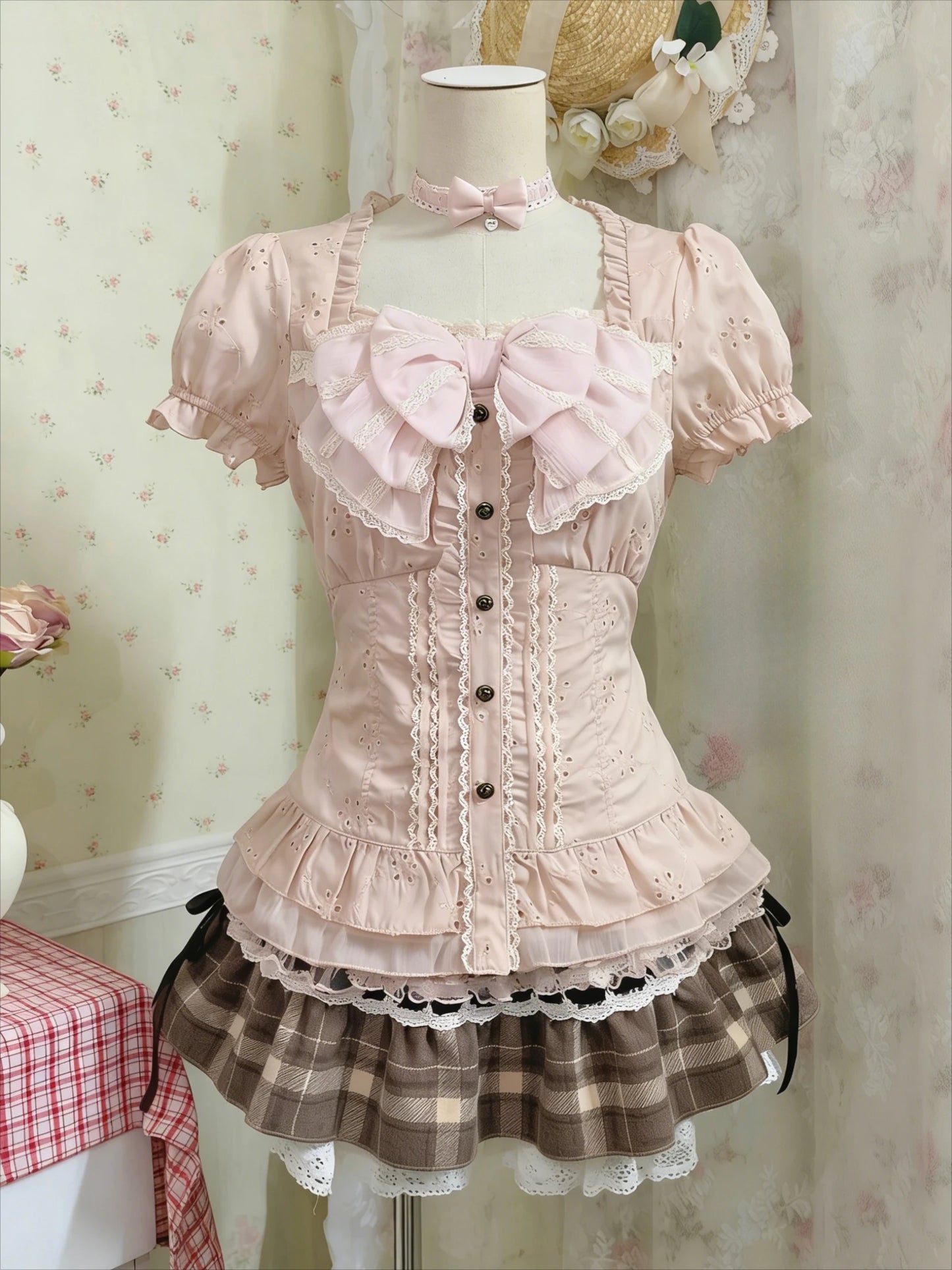 Conjunto de blusa con lazo de encaje, top lencero y minifalda de cuadros con volantes