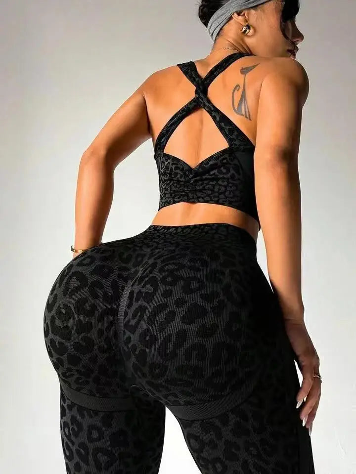Conjunto de dos piezas de ropa deportiva con estampado de leopardo