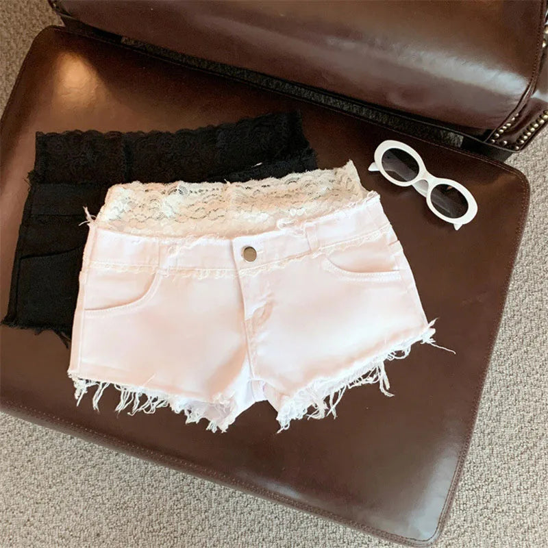 Pantalones cortos de tiro bajo con parches de encaje