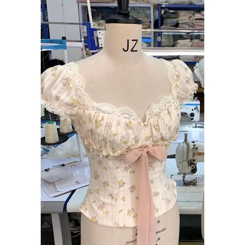 Top corto fruncido con lazo delantero floral y ribete de encaje