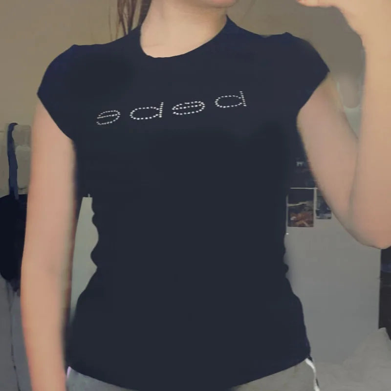 Top corto con estampado de letras y pedrería