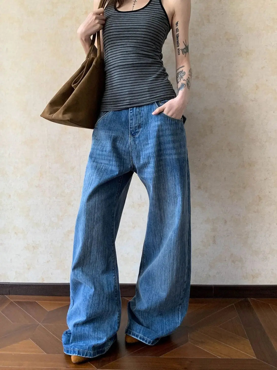 Jeans sueltos de lavado desgastado con diseño de botones y pierna recta