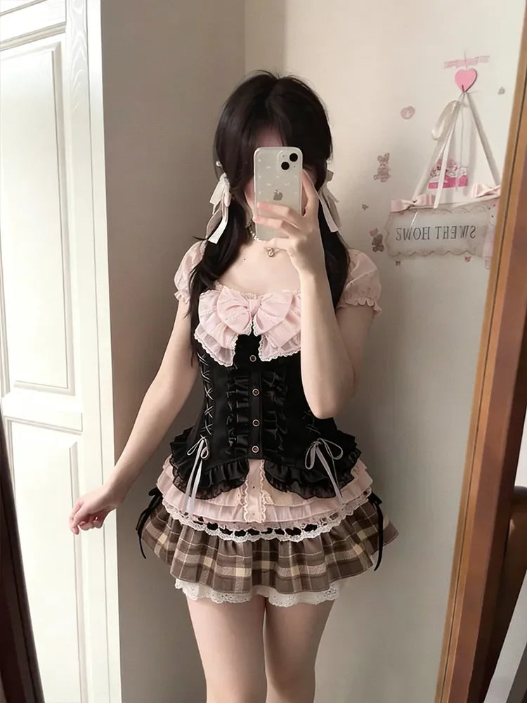 Conjunto de blusa con lazo de encaje, top lencero y minifalda de cuadros con volantes