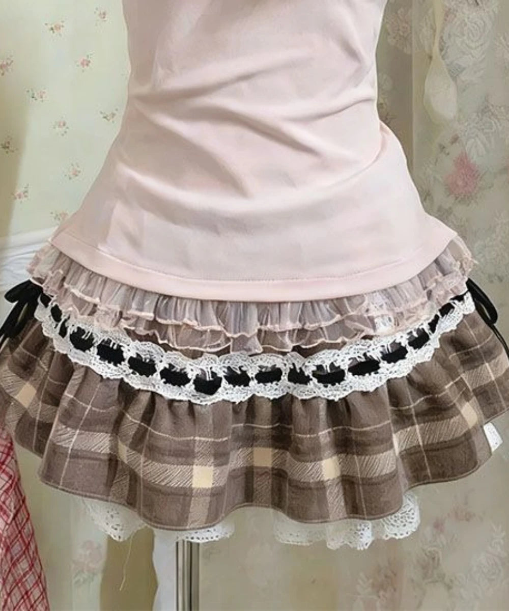 Cárdigan de encaje + Top camisola + Minifalda a cuadros