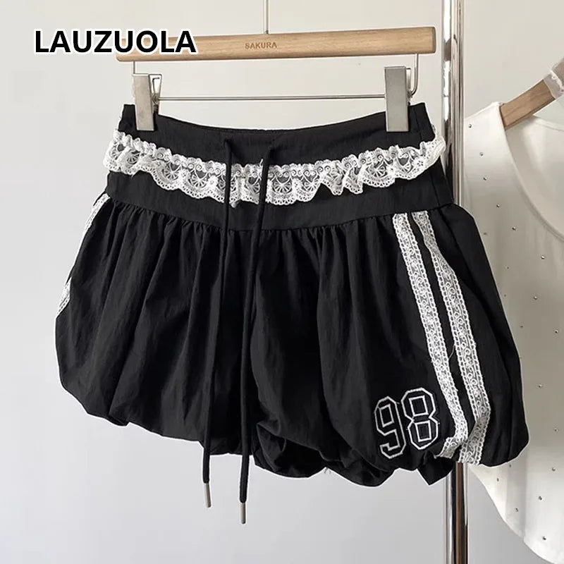 Pantalones cortos tipo bombacho con cordón, encaje y retazos
