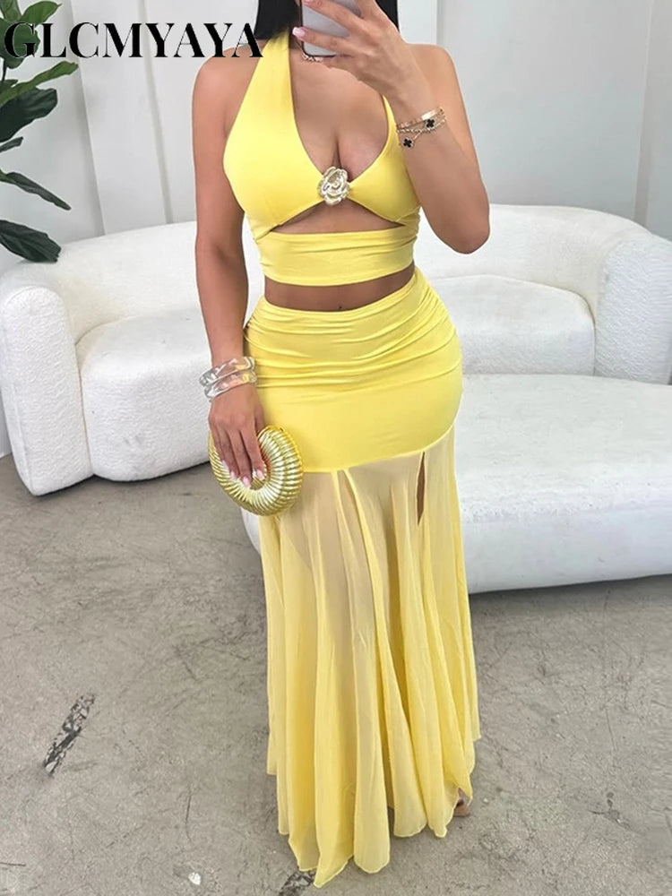 Conjunto de top corto con cuello halter y falda midi maxi con abertura lateral