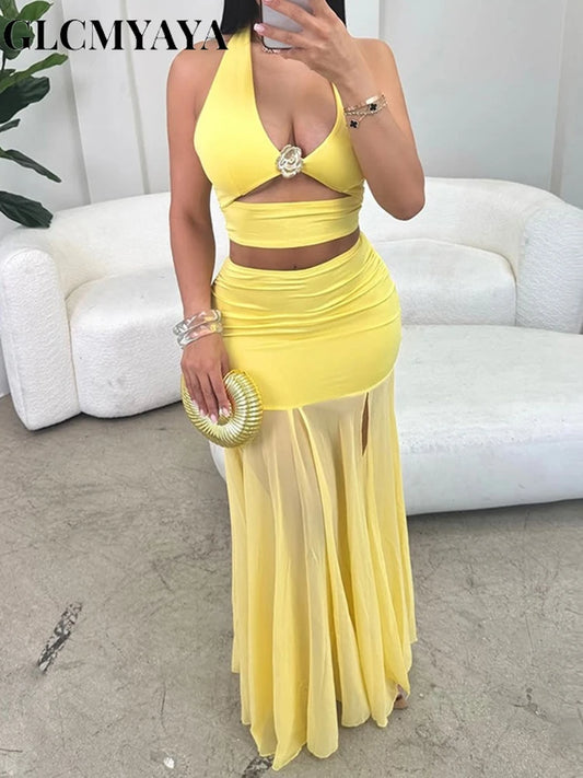 Conjunto de top corto con cuello halter y falda midi maxi con abertura lateral