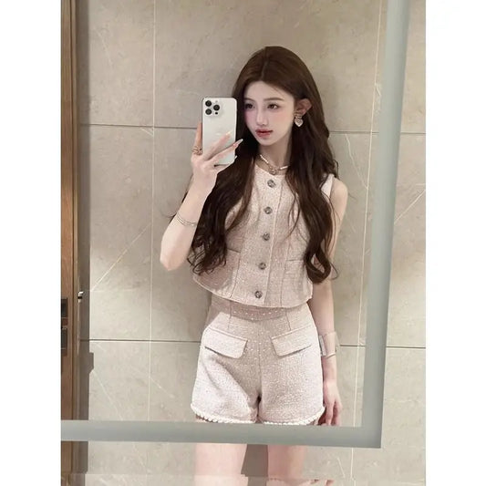 Conjunto de Top Sin Mangas Abotonado y Shorts Rectos de Talle Alto