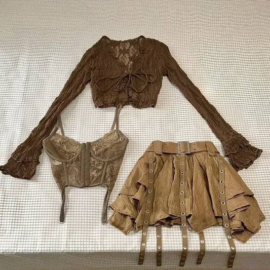 Conjunto de 3 piezas: Corsé de encaje marrón moca, Bolero de manga acampanada con lazo frontal y Minifalda escalonada con cinturón de ojales