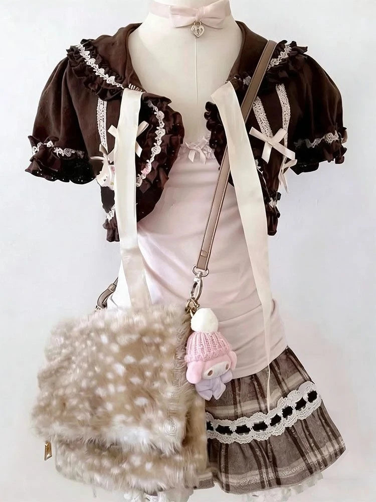 Cárdigan de encaje + Top camisola + Minifalda a cuadros