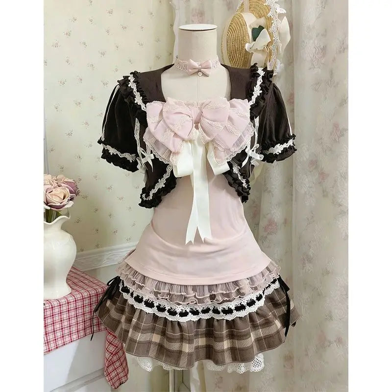 Cárdigan de encaje + Top camisola + Minifalda a cuadros