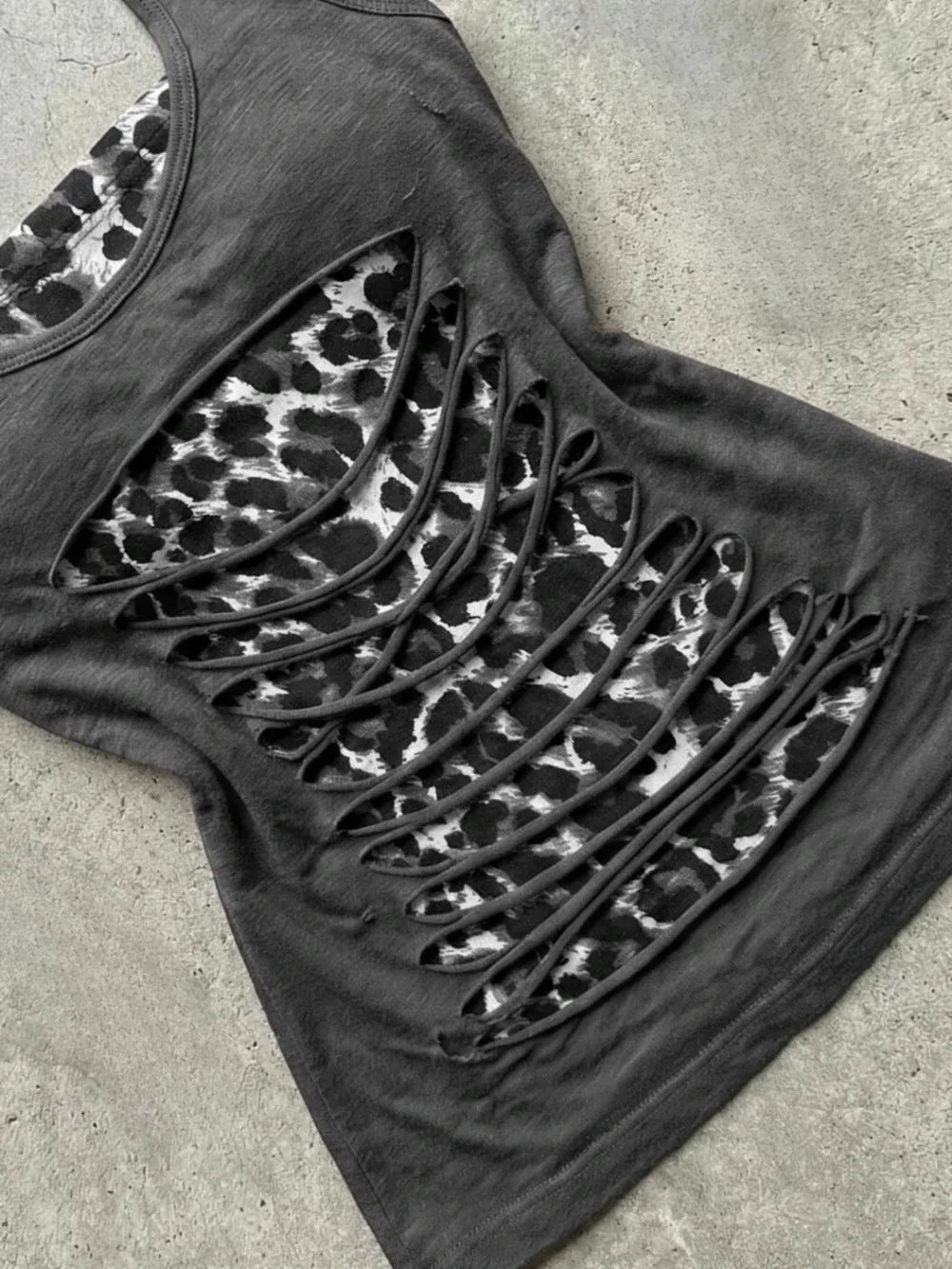 Top Corto con Estampado de Leopardo y Efecto de Doble Capa
