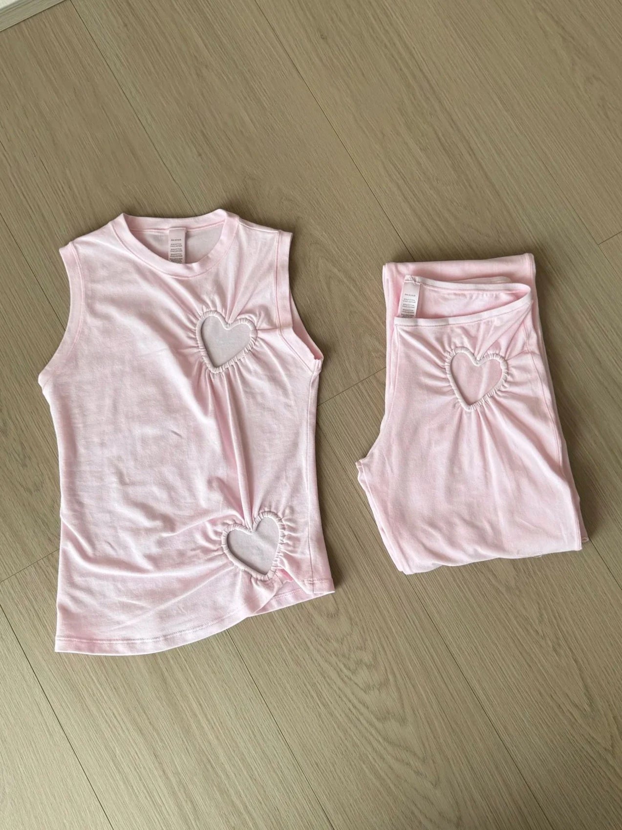 Conjunto de camiseta sin mangas calada con corazón + pantalón