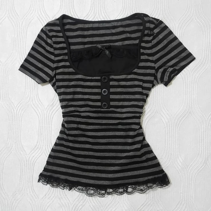 Camiseta de manga corta con diseño de botón y lazo de encaje a rayas