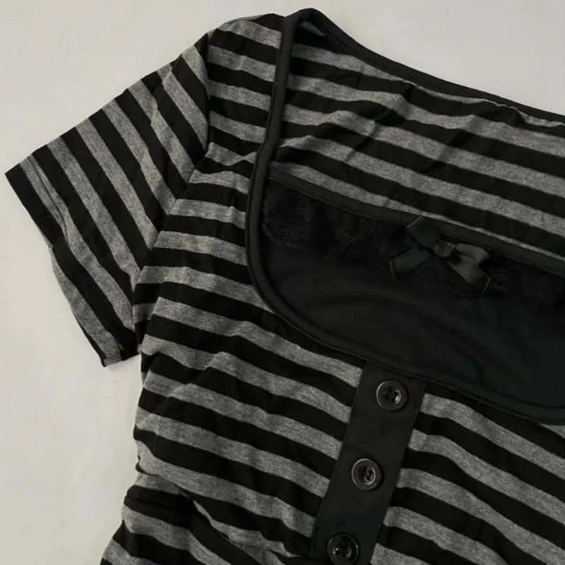 Camiseta de manga corta con diseño de botón y lazo de encaje a rayas