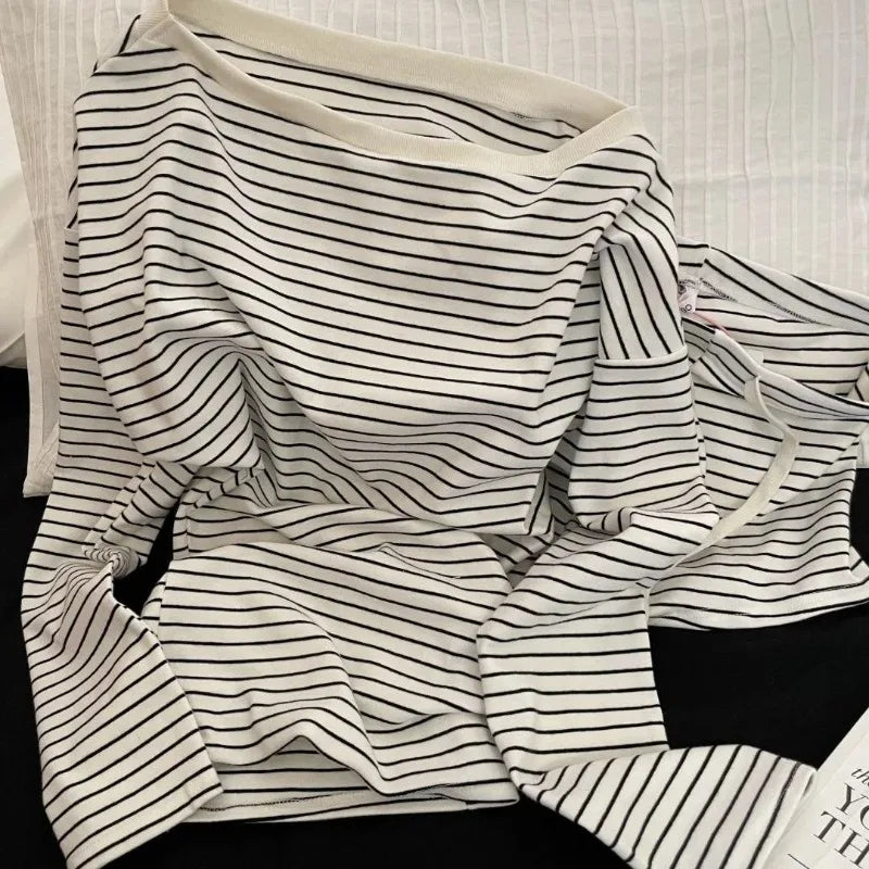 Conjunto de pijama de manga larga con rayas blancas y negras