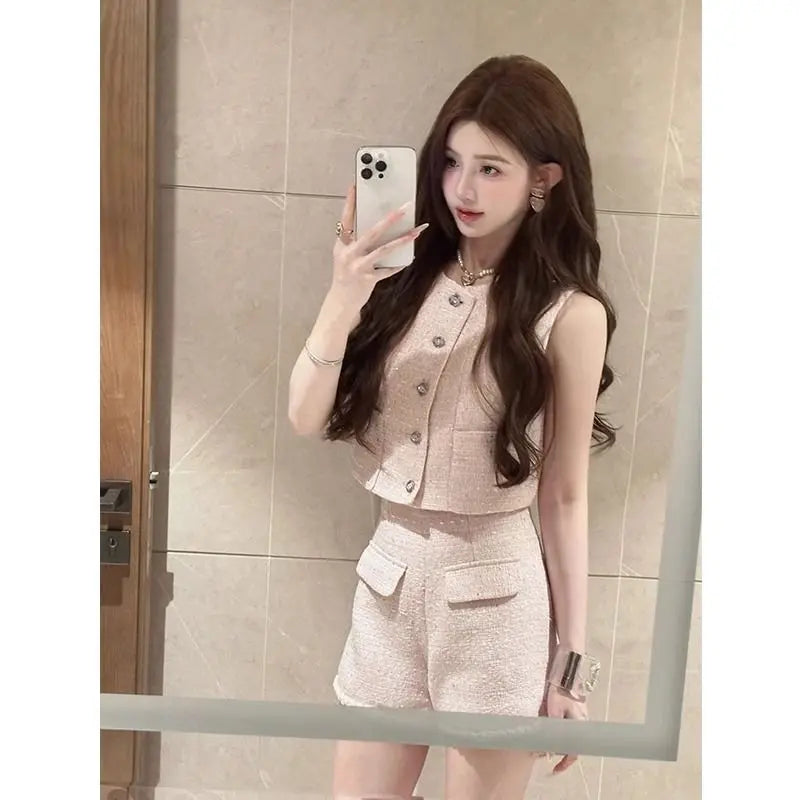 Conjunto de Top Sin Mangas Abotonado y Shorts Rectos de Talle Alto