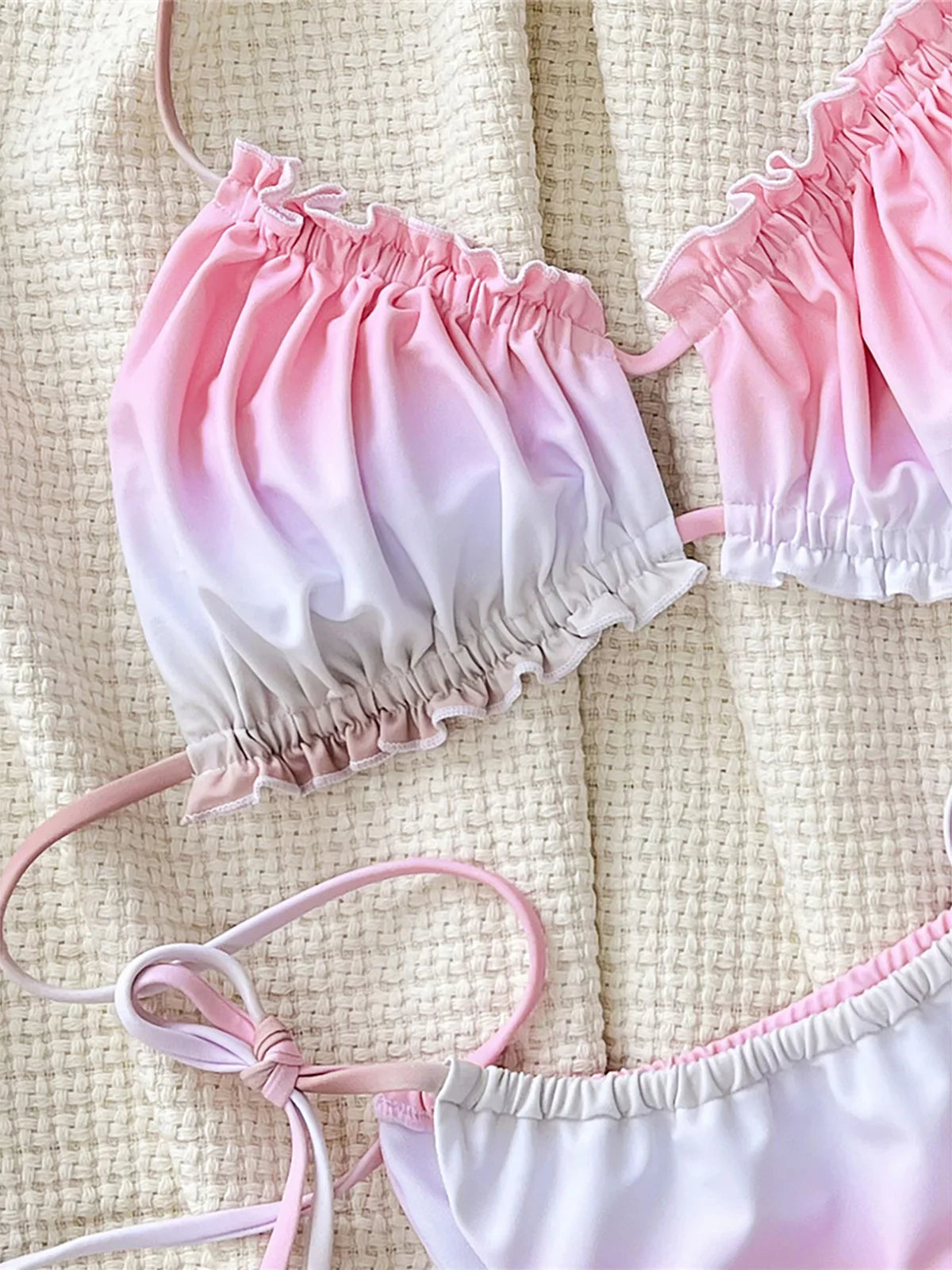 Bikini halter con volantes y degradado
