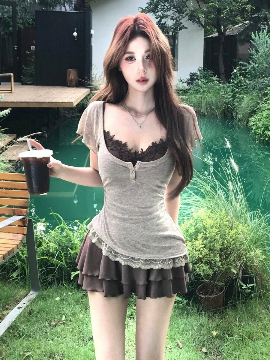 Top Henley de manga corta + Minifalda de volantes superpuestos