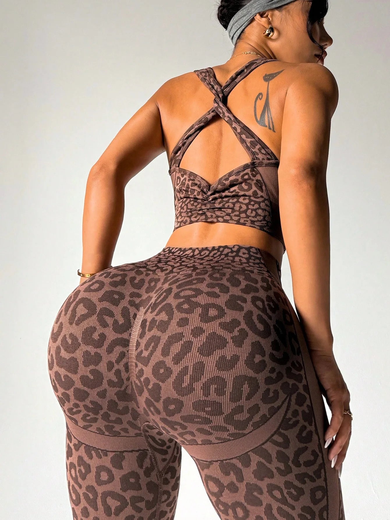 Conjunto de dos piezas de ropa deportiva con estampado de leopardo