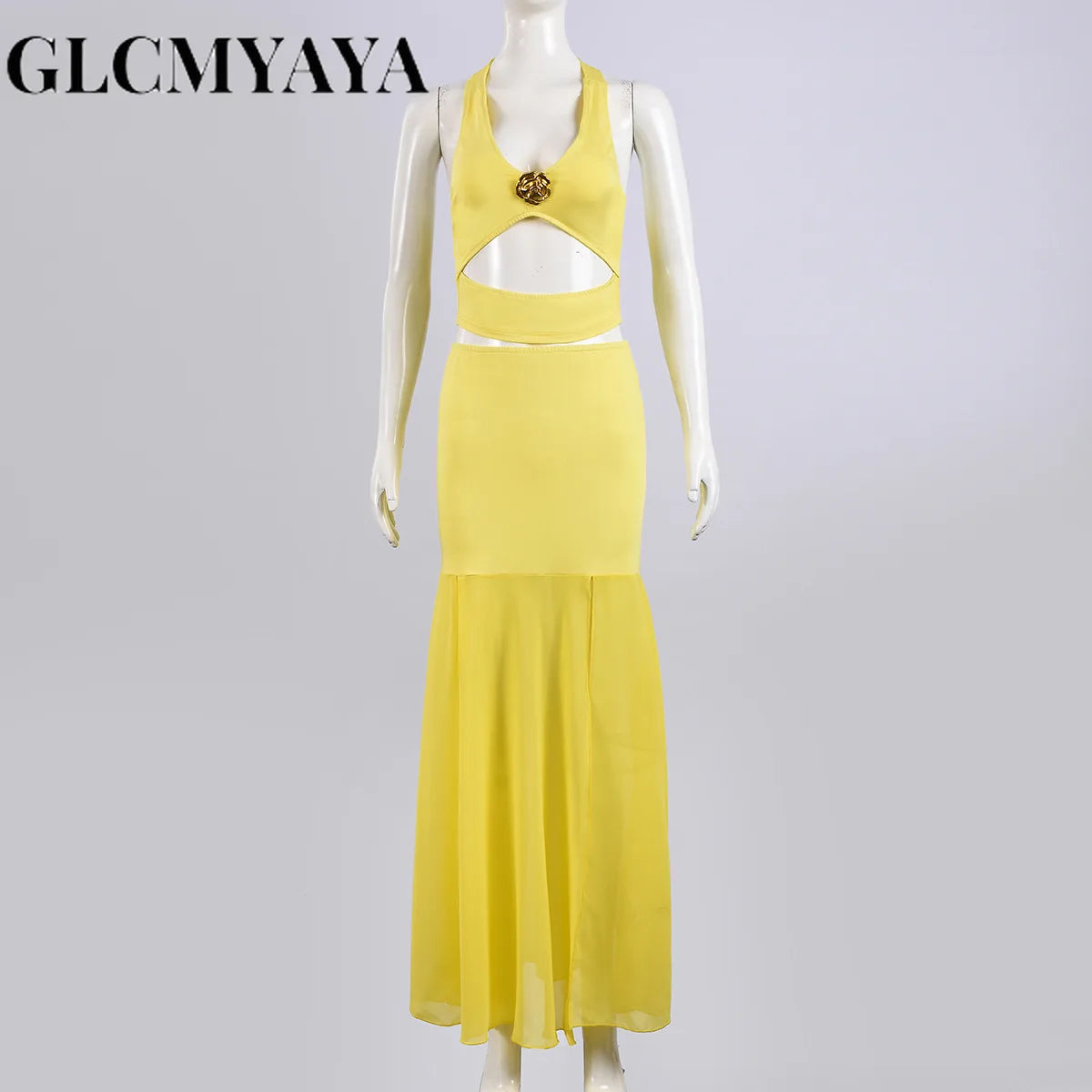 Conjunto de top corto con cuello halter y falda midi maxi con abertura lateral