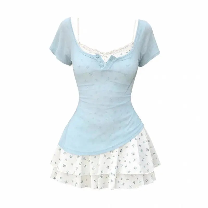 Top Henley de manga corta + Minifalda de volantes superpuestos