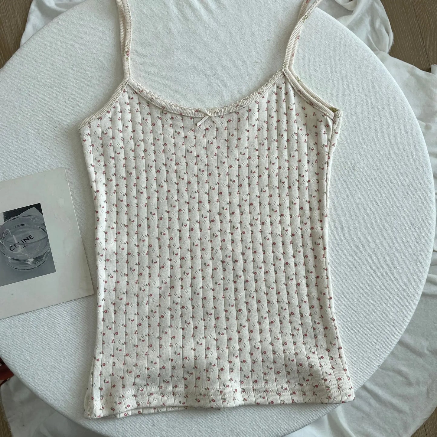 Top corto Floral con ojetes y lazo