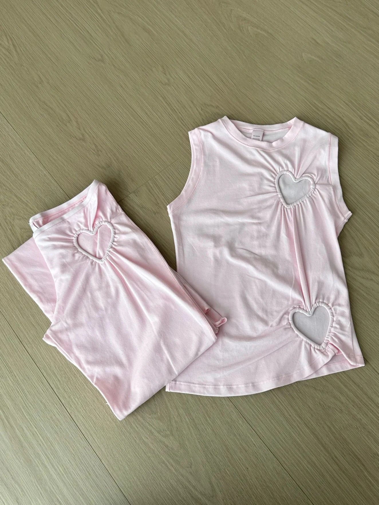 Conjunto de camiseta sin mangas calada con corazón + pantalón