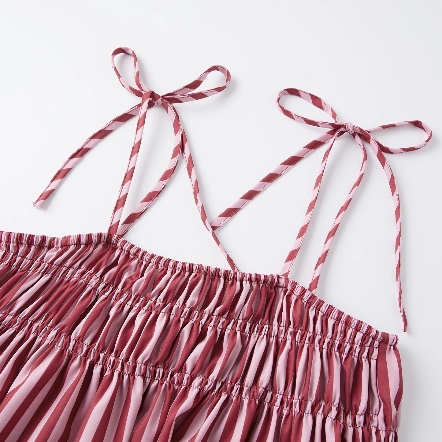 Conjunto de top de tirantes con volantes y rayas y pantalón recto