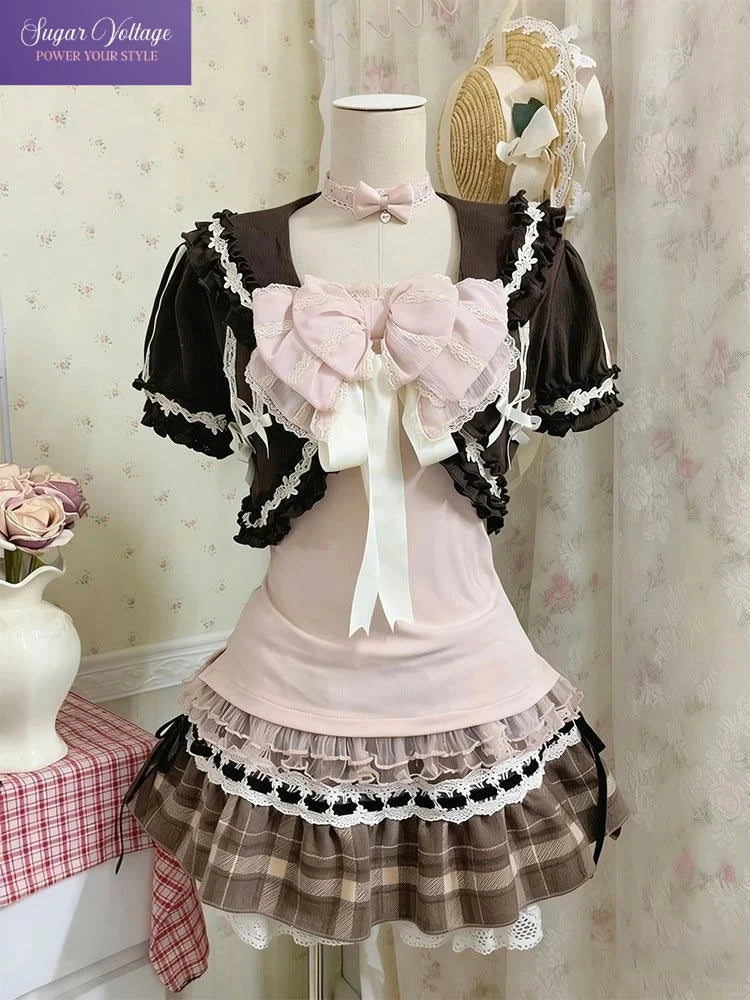 Cárdigan de encaje + Top camisola + Minifalda a cuadros