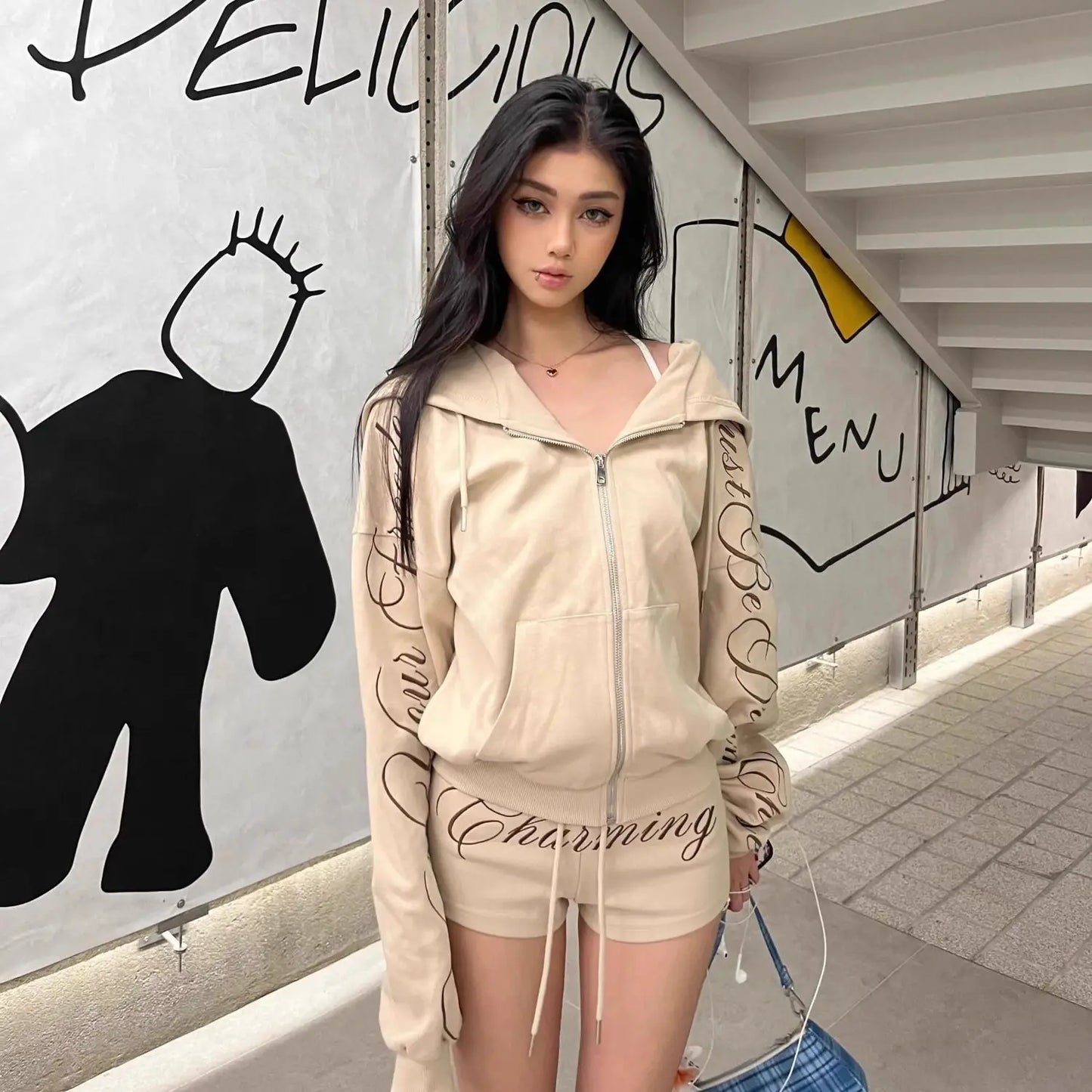 Conjunto deportivo bordado con letras