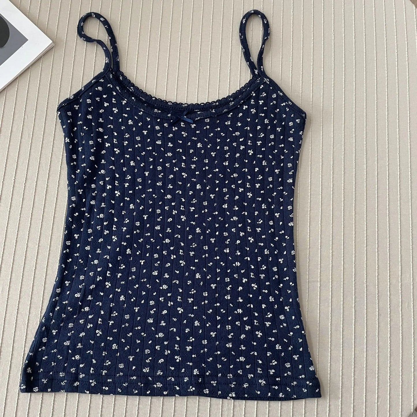 Top corto Floral con ojetes y lazo