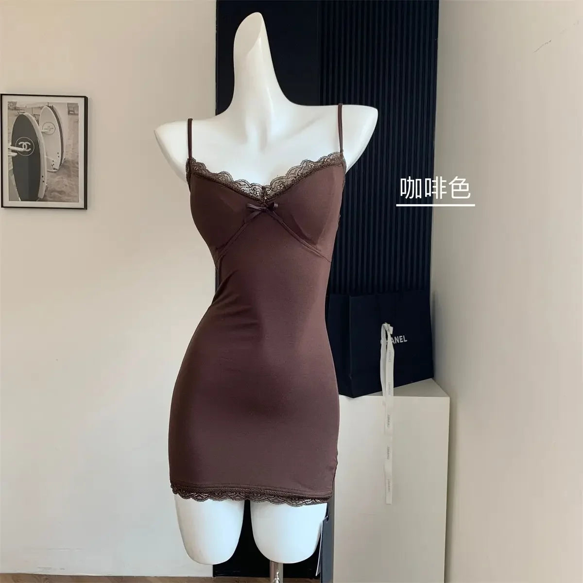 Vestidos sin mangas sexys de encaje para mujer, vestido ajustado coreano de moda, Mini Vestidos con almohadilla para el pecho, ropa de club