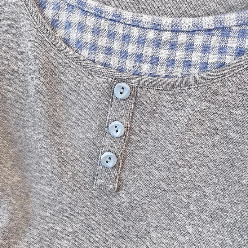 Camiseta gris de manga larga con cuello redondo y diseño de cuadros a dos piezas falsas