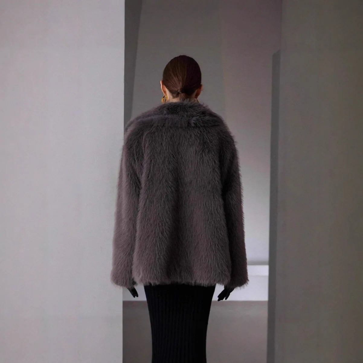 2025 Otoño Invierno Nueva Moda Chaqueta de Mujer de Pelo Sintético de Color Liso con Cuello Vuelto Manga Larga Sencilla Básica Elegante Abrigo Femenino