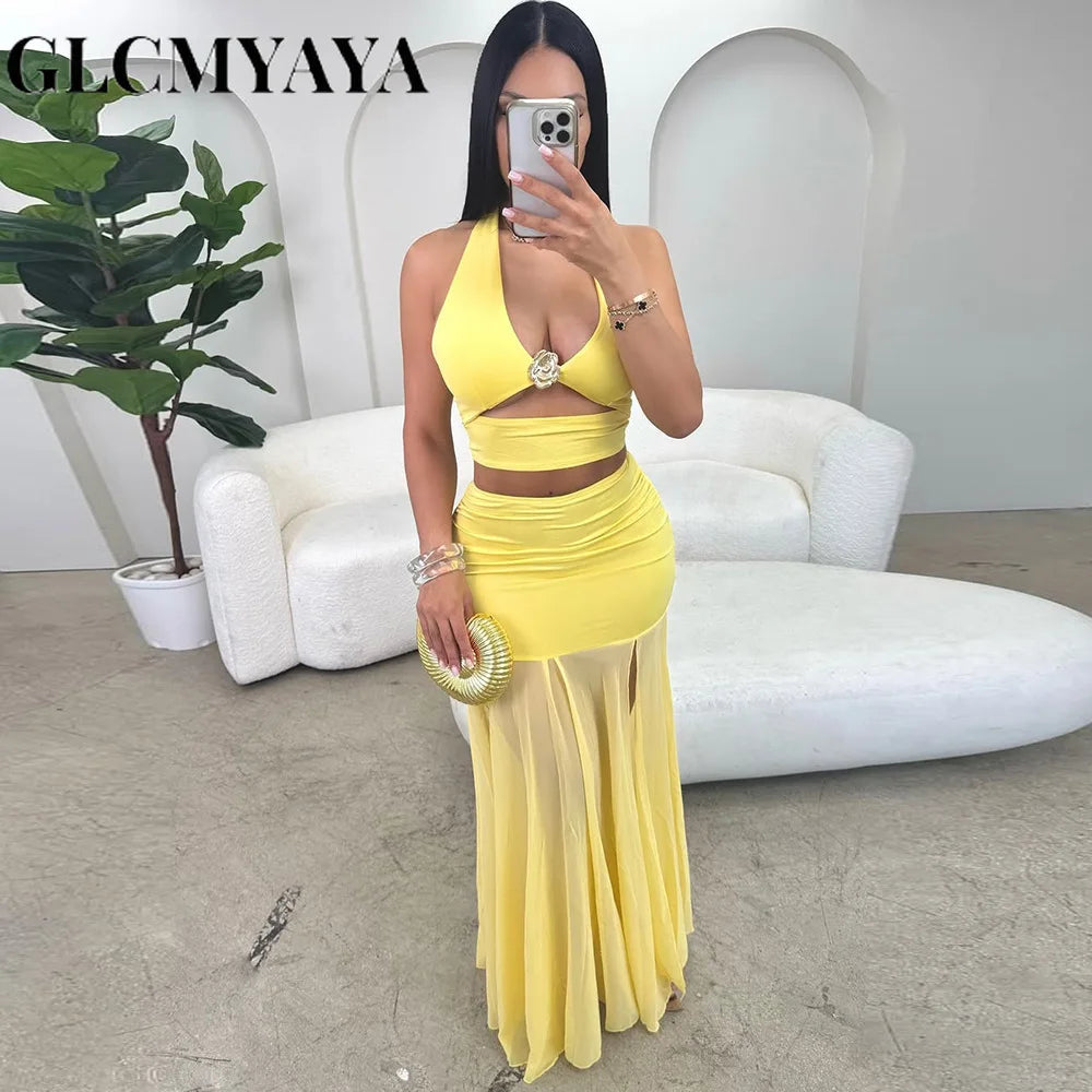 Conjunto de top corto con cuello halter y falda midi maxi con abertura lateral